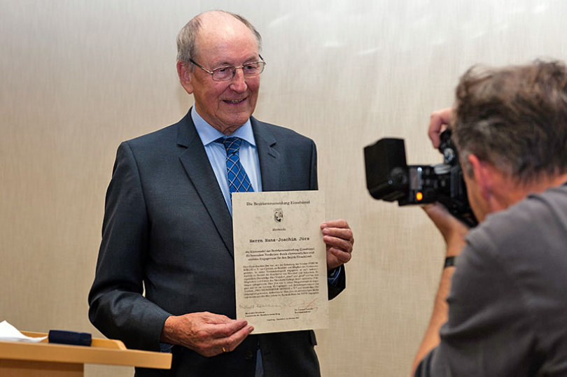 Bewegt und glücklich über den Bürgerpreis nahm Hans Joachim Jürs die Urkunde und eine Ehrennadel entgegen