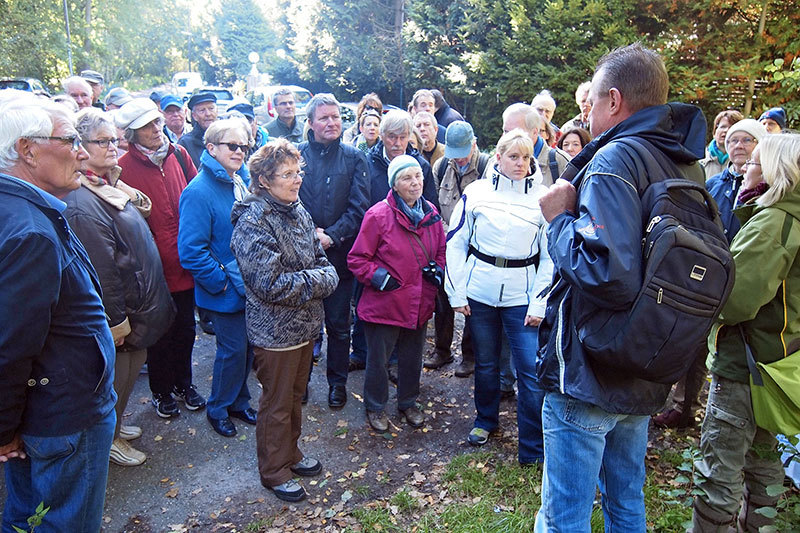 Das Thema und das wunderschöne Herbstwetter lockten rund 60 interessierte Teilnehmer zur Erkundung der Botanik und Historie des Ohmoores