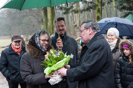 Rainer Funke überreicht Clarita Gräfin von Bernstorff einen Frühlingsgruß, als Dank für ihre Unterstützung bei der Entstehung des Gedenkortes Berenberg-Gossler