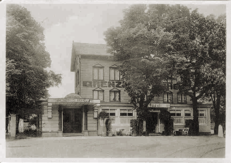 Auf der Postkarte sieht man auf der äußeren rechten Seite neben dem Grenzhaus den hellen Pinneberger Grenzstein No 10 stehen. In den siebziger Jahren wurde auf diesem Platz am Lokstedter Steindamm Nr.