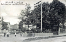 Dorfidylle am Gedenkstein um 1900...