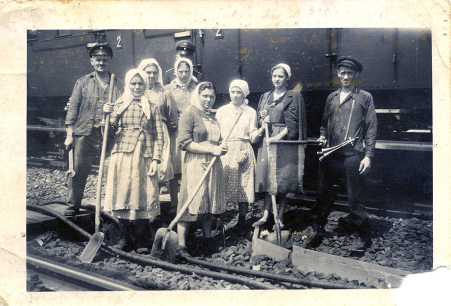 Ukrainische Zwangsarbeiterinnen bei der Ausbesserung zerstörter Gleise für die Reichsbahn an der Bahnlinie Hamburg-Berlin, um 1944. Foto: KZ-Gedenkstätte Neuengamme