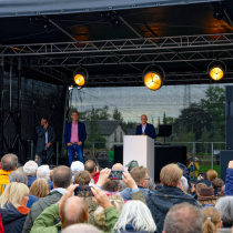 Bürgermeister Peter Tschentscher und Bezirksamtsleiter Kay Gätgens hielten ihre Eröffnungsreden auf der Deckelpark-Bühne. Hier fand ein buntes Rahmenprogramm statt, an dem Schnelsener Vereine und Initiativen mitwirkten.