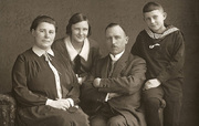 Fotografie der Familie Ferck: Johanna Wilhelmine, geborene Behrmann, Ilse, Heinrich und Günther Ferck (v.l.n.r.) aus "Baumeister und Architekt Heinrich Ferck (1887-1937)"