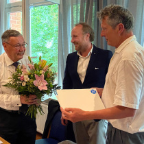 Rainer Funke (links) wird vom neuen Vorstand Herwyn Ehlers und Joerg Kilian (rechts) zum Ehrenvorsitzenden des Forum Kollau ernannt