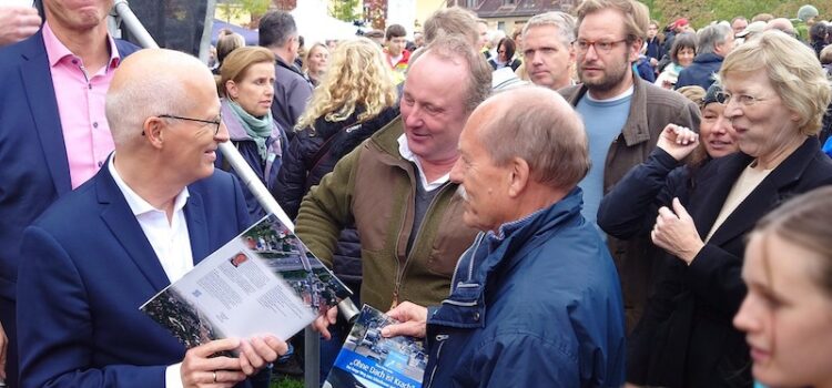 2022: Unser Jahr im Rückblick 2022_09 Schnelsen Deckel mit Bürgermeister