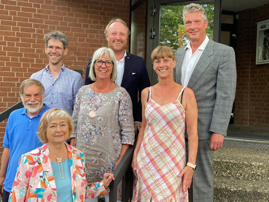2023_06 Der neue Vorstand des Forum Kollau (von unten links nach oben rechts): Barbara Ahrons, Siegbert Rubsch, Kirsten Grünberg, Silvana Hoffmann, Sebastian Dorsch, Herwyn Ehlers und Joerg Kilian. Nicht auf dem Bild: Nicole Kuchenbecker