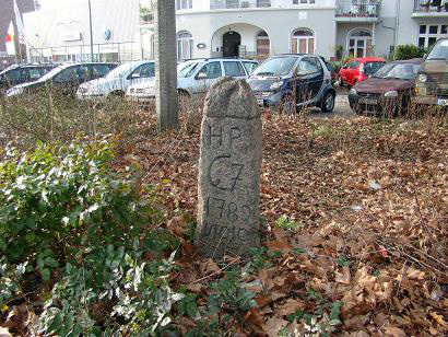 Der Grenzstein No 10 an der Hoheluftchaussee wurde aus Gründen der besseren Sichtbarkeit um 90° verdreht aufgestellt