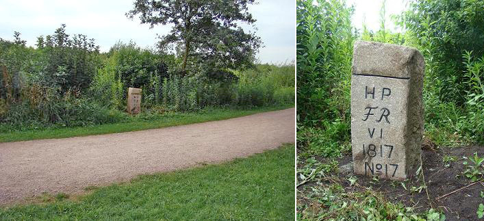 Der Stein No 17 wurde unmittelbar vor der Böschung der Tarpenbek am Wanderweg beim Engernweg in Höhe vom Brookkampsweg gesetzt. Er steht nicht auf seinem Originalstandpunkt.