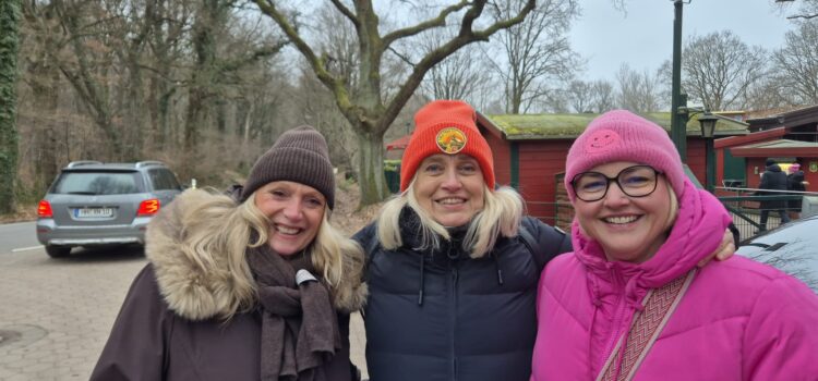 Winter, Wald und gemeinsame Wege Kalter Wind, freundliche Begegnungen: Gute Stimmung beim Winterspaziergang.