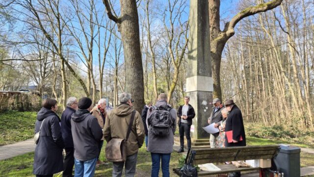 Geladene Gäste aus Bezirksversammlung und Verwaltung, ein paar Freunde, Foko-Vorstandsmitglieder kamen zur Einweihung. Geladene Gäste aus Bezirksversammlung und Verwaltung, ein paar Freunde, Foko-Vorstandsmitglieder kamen zur Einweihung.
