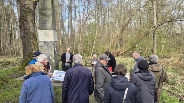Geladene Gäste aus Bezirksversammlung und Verwaltung, ein paar Freunde, Foko-Vorstandsmitglieder kamen zur Einweihung. Geladene Gäste aus Bezirksversammlung und Verwaltung, ein paar Freunde, Foko-Vorstandsmitglieder kamen zur Einweihung.