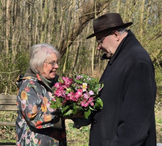 Blumen für Georg Winter, der in seiner Ansprache den Wunsch äußerte, dass noch mehr zu den interessanten Persönlichkeiten des Kollauer Hofes um 1800 geforscht wird. Versprochen! Blumen für Georg Winter, der in seiner Ansprache den Wunsch äußerte, dass noch mehr zu den interessanten Persönlichkeiten des Kollauer Hofes um 1800 geforscht wird. Versprochen!
