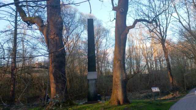 Die Informationstafel „Der Kollauer Hof und sein Obelisk“ wurde eingeweiht. Foto: Herwyn Ehlers Die Informationstafel „Der Kollauer Hof und sein Obelisk“ wurde eingeweiht. Foto: Herwyn Ehlers