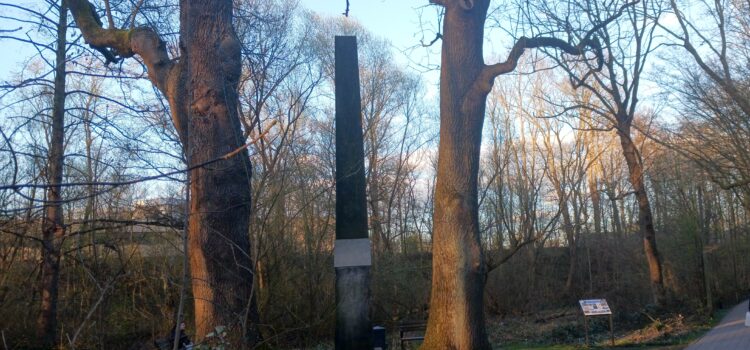Die Informationstafel „Der Kollauer Hof und sein Obelisk“ wurde eingeweiht. Foto: Herwyn Ehlers